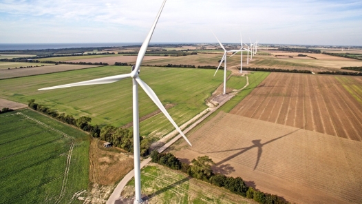 Windrad vor Feldern