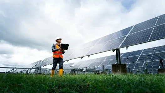 Arbeiter vor Agri PV Anlage